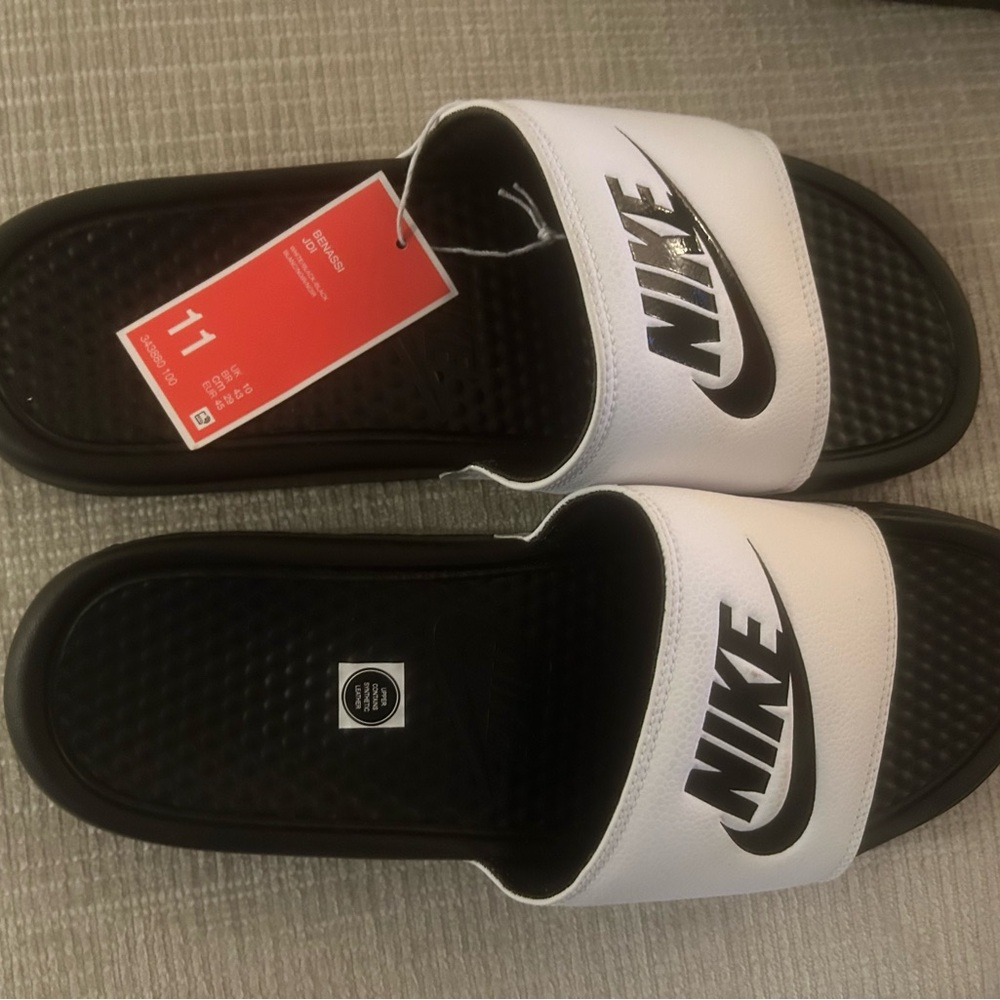 Nike benassi Black and White Slide
